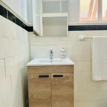 House In 5 Minutes Walking Distance To Holiday home *
