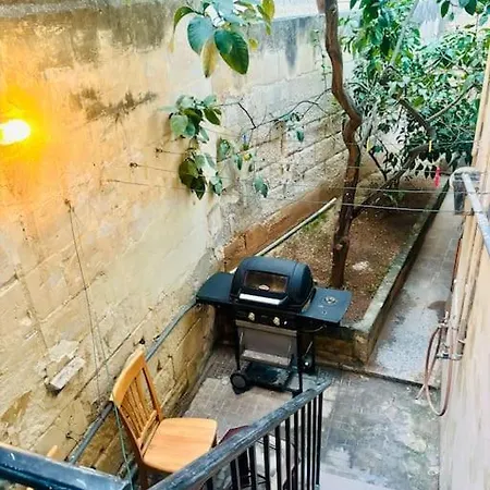 House In 5 Minutes Walking Distance To Holiday home *