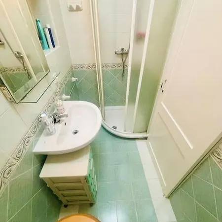 House In 5 Minutes Walking Distance To Holiday home *